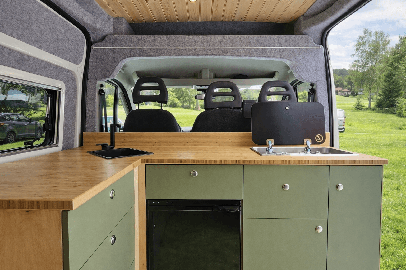 Fully equipped kitchen – Two gas burners, sink and a generous countertop.