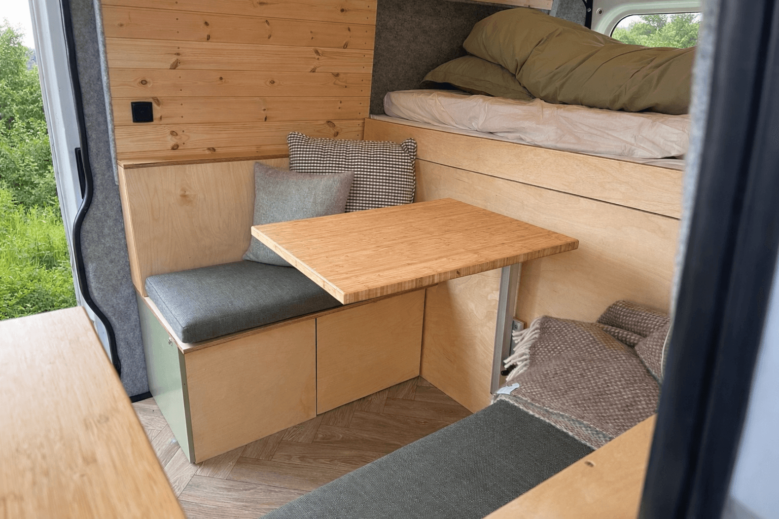 Cosy seating area – Two benches with a movable table – perfect for meals.